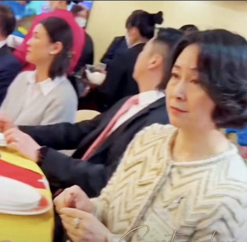 何超琼|何氏宗亲齐聚!61岁何超琼穿小香风依然霸气,二房长子何猷龙缺席