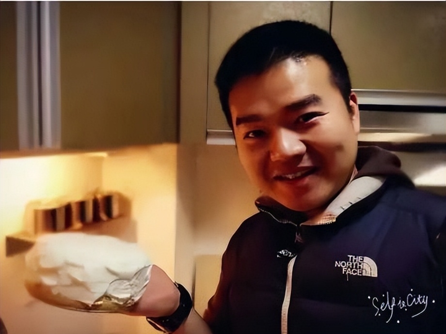 42岁主持人李林突发心梗去世，妻子悲痛悼念，晒牵手照配文惹泪目