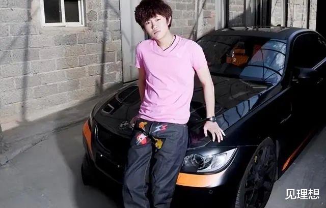 李冠丰|李天一出狱后首露面，晒全家福模样大变，身材高大越来越像爸爸