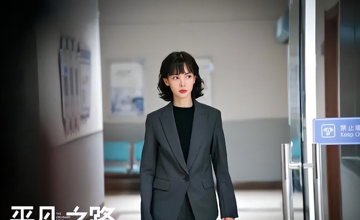 |央视“撑腰”！太子爷“被贬”成凡人？国剧职场终于不装了