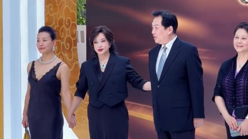 |刘晓庆生图又崩了，皮肤紧绷笑容僵硬，比旁边天然脸的陈冲差太多