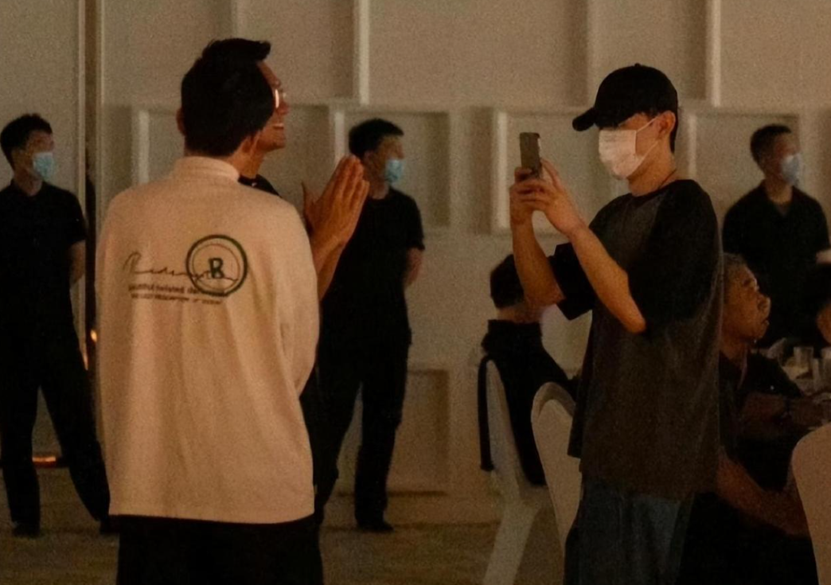 邓伦|邓伦参加发小婚礼，不当伴郎不抢风头，怀抱小女孩引热议