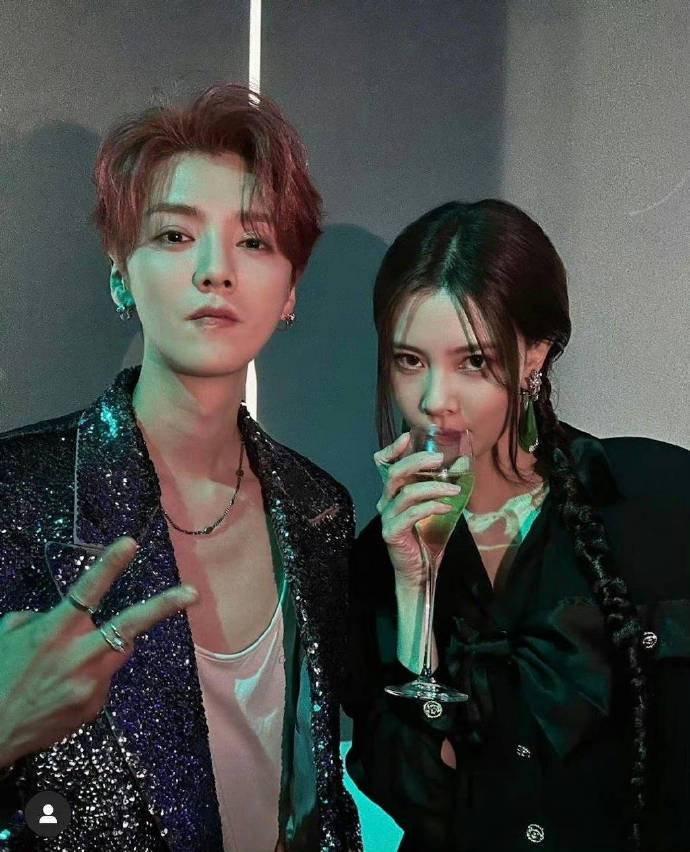 此外,宋妍霏和李现的关系也非常不错,私下还一起玩过飞盘.