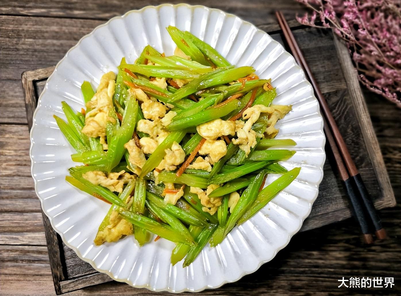 芹菜|它是公认的“刮油高手”,清肠排毒,隔天吃一次,小肚腩消失了