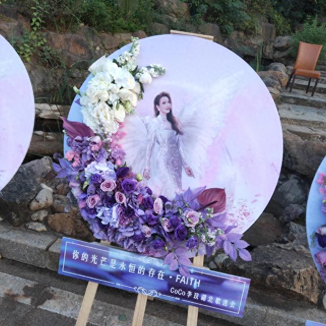 李玟下葬第3天,Bruce带两个女儿吃西餐,桌上摆着香槟气氛好