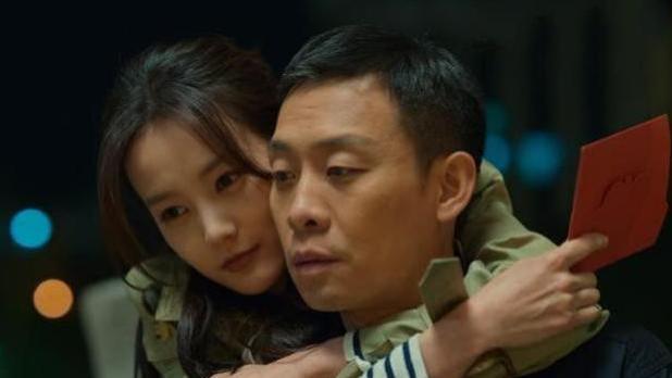 有特权？李一桐光脚风波升级，脚趾甲被嘲又黄又黑，网友：没素质