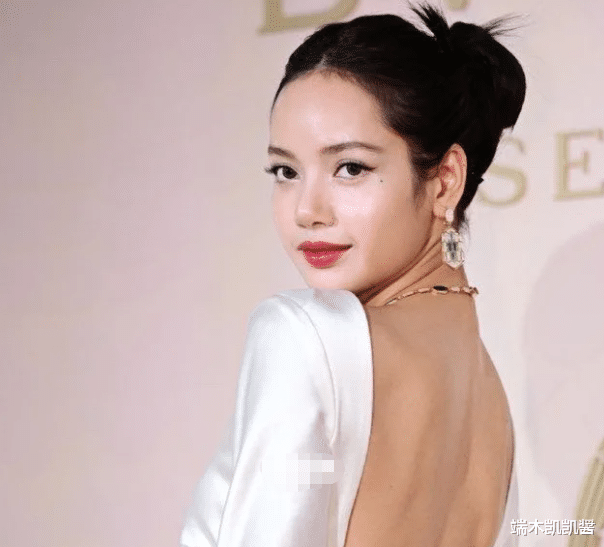 lisa Lisa罕见无刘海造型，5指宽的额头白到反光，紧身露背装尽显好身材