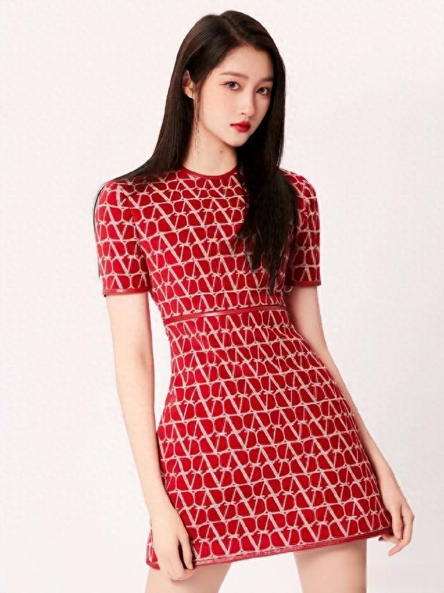 关晓彤罕见和妈妈同框!51岁关妈五官精致超美艳,母女俩酷似姐妹