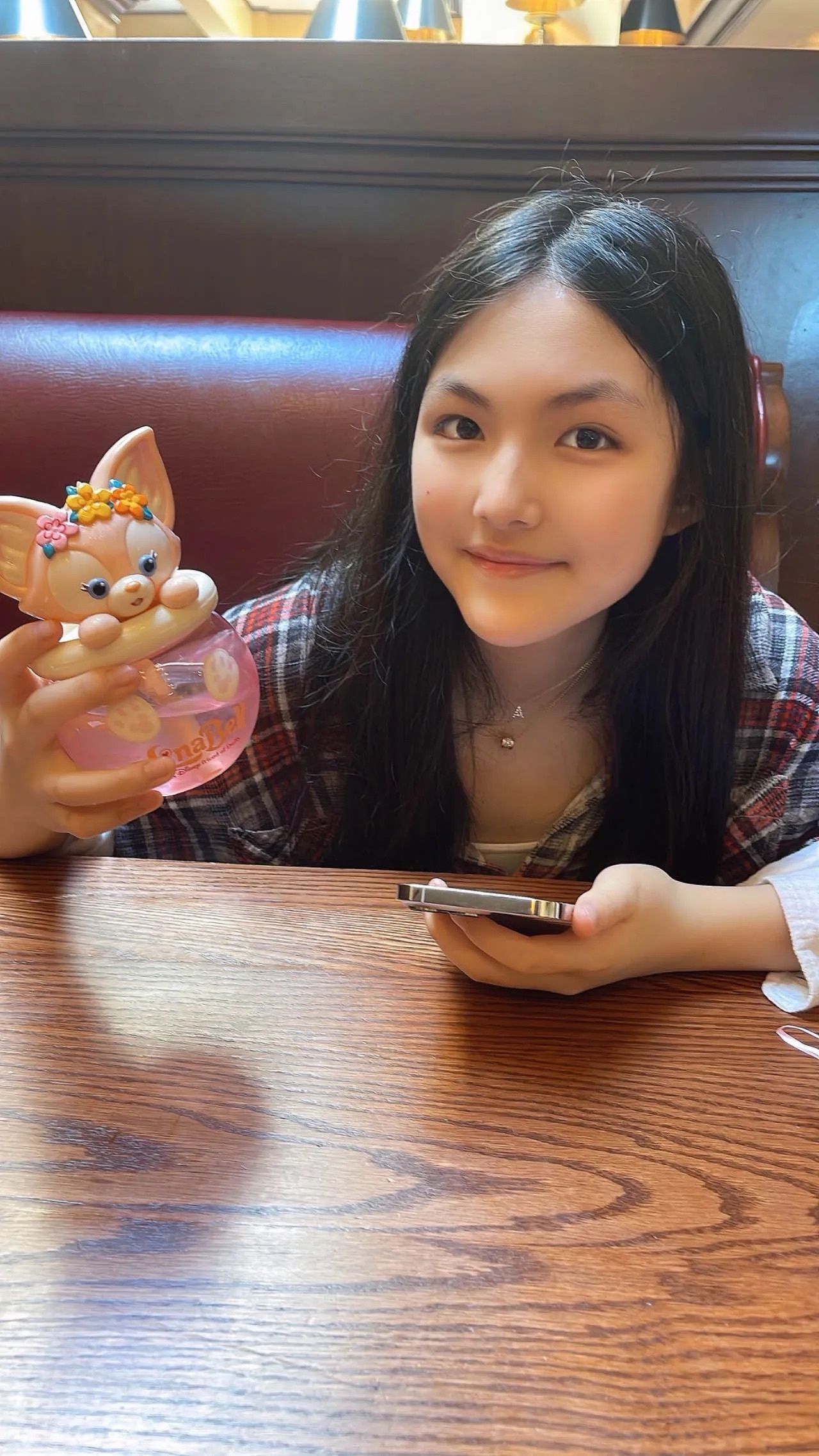 王诗龄14岁生日父母晒照，美甲吸睛，王岳伦用原相机李湘用美颜