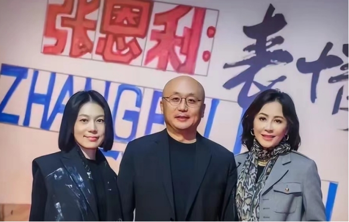 刘嘉玲晒一家四口合照，身家10亿未生子，弟弟一家或成大赢家