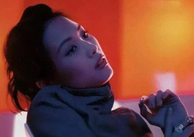 她与王菲齐名并称天后,却被俩渣男折磨成精神病,今49岁无人识