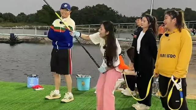 钓鱼圈还是邓刚会玩！掉粉20万后邀美女钓龙趸，直播超10万人在线