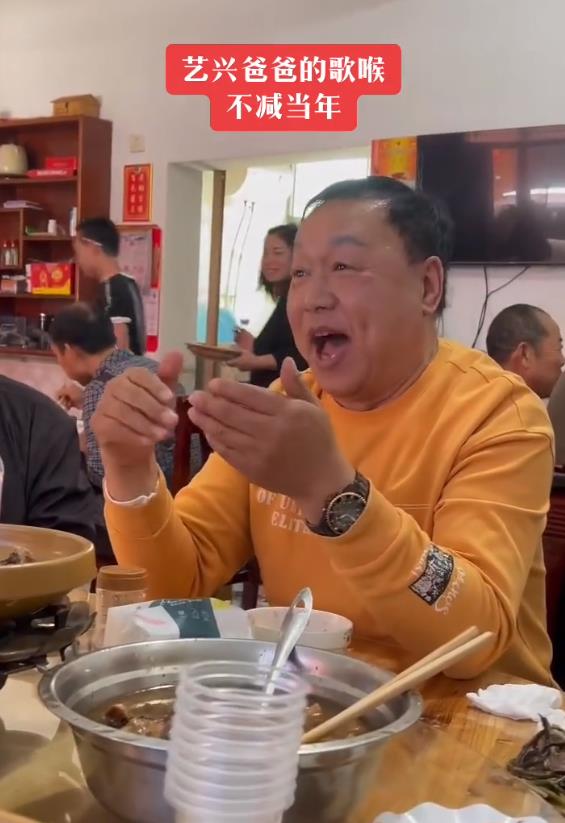 张艺兴|张艺兴爸爸好低调,跟朋友在快餐店吃饭
