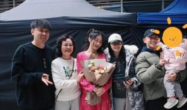 郑恺自曝一天赚7亿,请20个保姆绰绰有余,为何让岳母伺候全家?