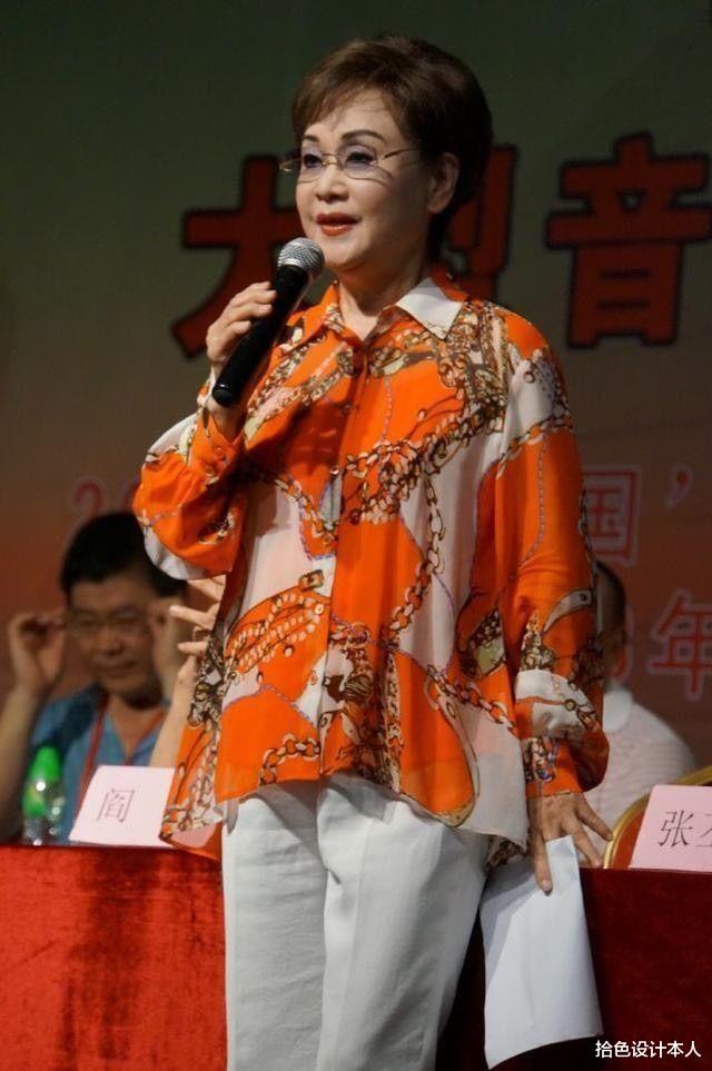 社交平台 看到78岁李谷一摘假发、卸浓妆，我悟了：女人直面衰老才是真的美