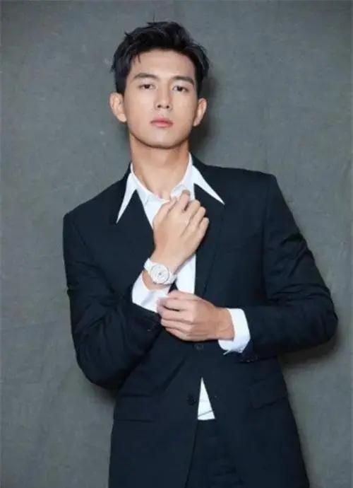 袁姗姗|袁姗姗回家参加弟弟婚礼,戴帽不抢新娘风头,身材却尽显明星高调