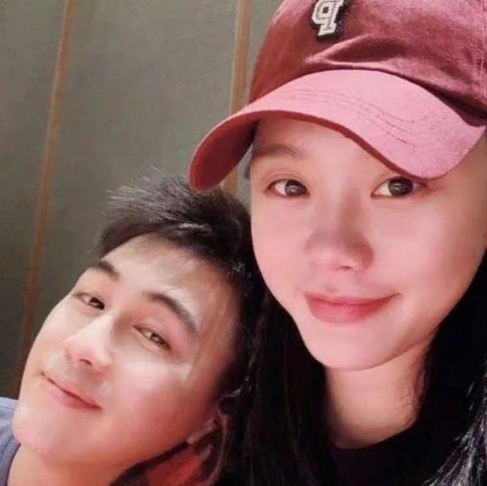 奚梦瑶全家看展!婆婆1米5站C位好强势,娘家父母靠边站地位低