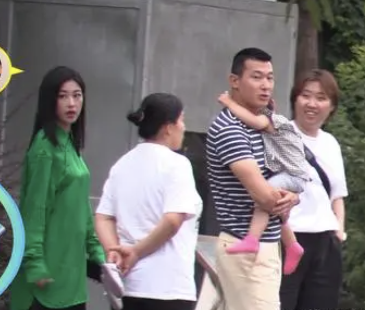 朱珠获老公孩子探班,1岁女儿推开妈妈拒绝亲密互动,却超粘爸爸