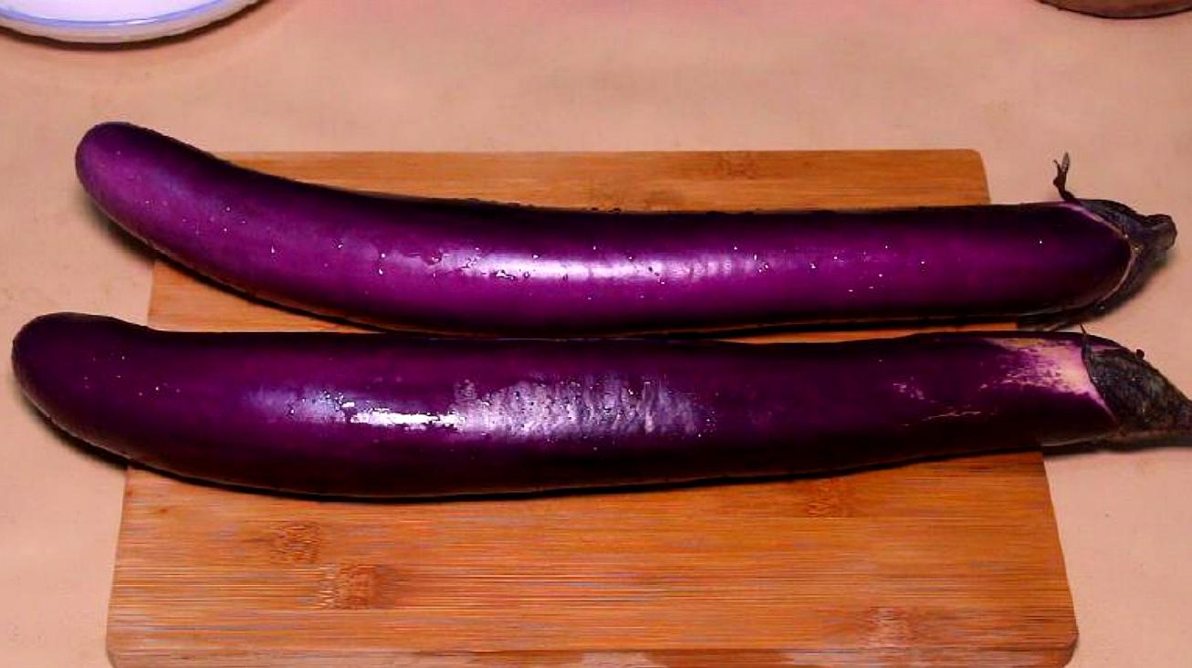 茄子|买茄子，选直的还是弯的？老菜农：差距不小，学会再买不花冤枉钱