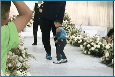 金世佳二胎儿子首曝光!参加婚礼活泼求抱抱,颜值爆表震惊网友