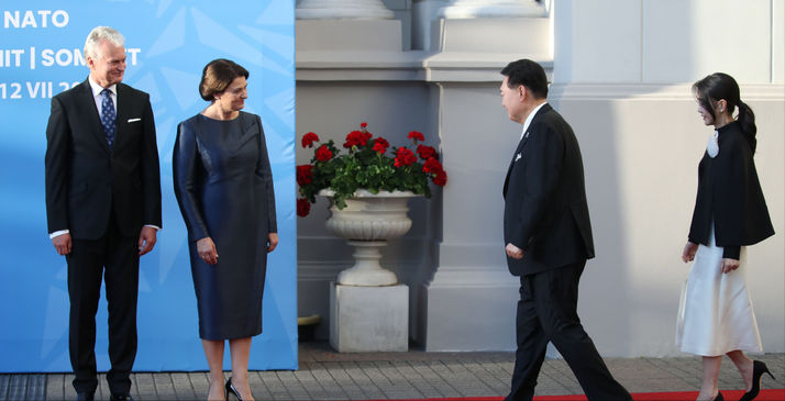 三伏天 峰会第二天韩国夫人和泽连斯基老婆一起营业！黄白配超美，稳赢！