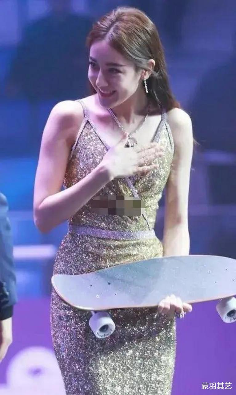 “捂胸天使”迪丽热巴,和“袒胸女神”佟丽娅