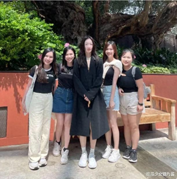 刘昊然要当爸了？31岁周冬雨新加坡被偶遇，脸色惨白孕相十足