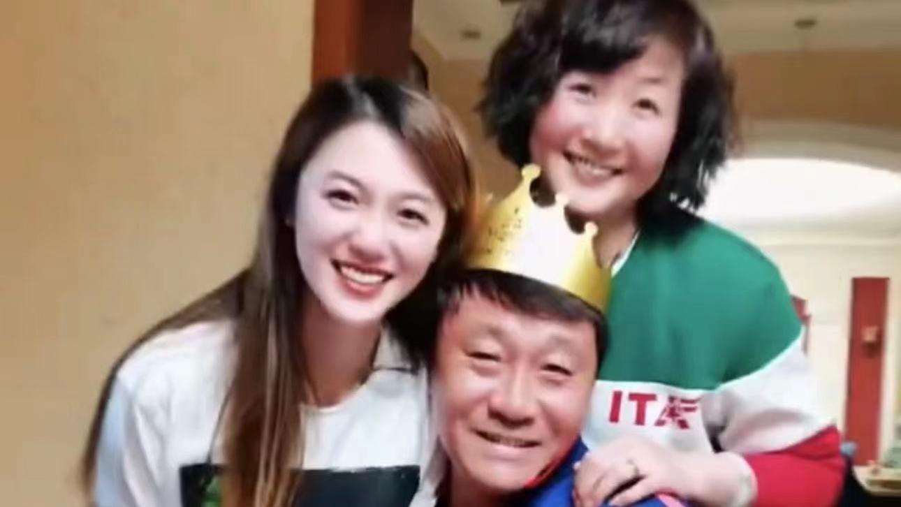 高峰|那英前男友高峰变低调，在北京30多年首次坐地铁，51岁发福变化大