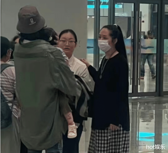 郭碧婷深夜探班，向佐直播被警告，女儿小奶黄缠着只要爸爸抱