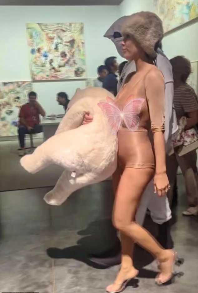 坎爷和老婆这对显眼包又出来了!娇妻抱毛绒熊遮体,又穿了个寂寞