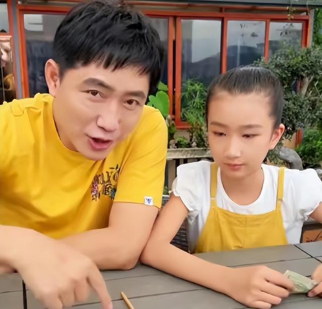 52岁“康祈耀”彭新智的全家福,妻子相貌平凡,儿子比康枝子还大