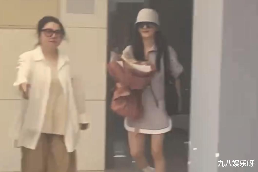 谢娜|谢娜综艺路透曝光,两档综艺都有何炅,细节引人伤感