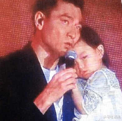 刘德华父亲出殡,11岁爱女罕见露面:长发大眼,随父母吃素