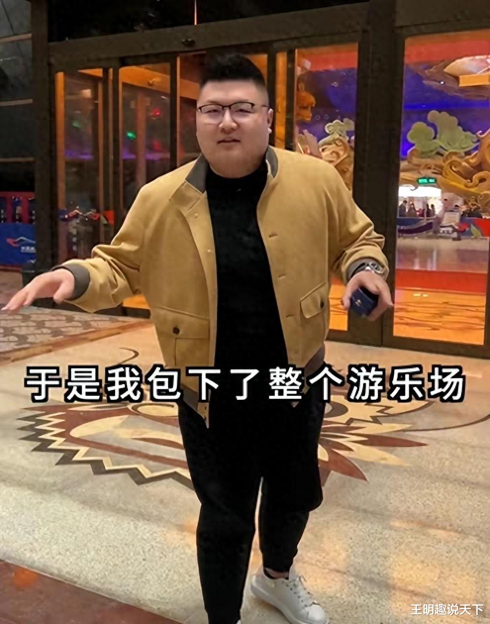 一周掉粉100w,贱卖妻子化妆品,豪车仅卖7000,起底猴哥的翻车路