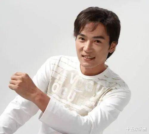 55岁焦恩俊形象大变!长发披肩大腹便便认不出,如今商业捞金