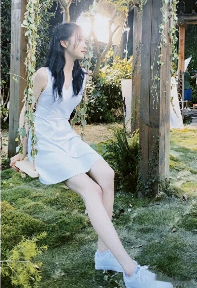 关晓彤罕见和妈妈同框!51岁关妈五官精致超美艳,母女俩酷似姐妹