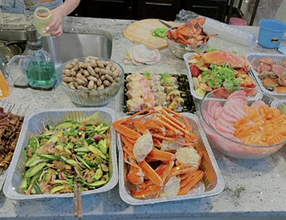 郑爽疑似卖惨？被爆身家6亿却不还债，躲国外吃大餐住豪宅！