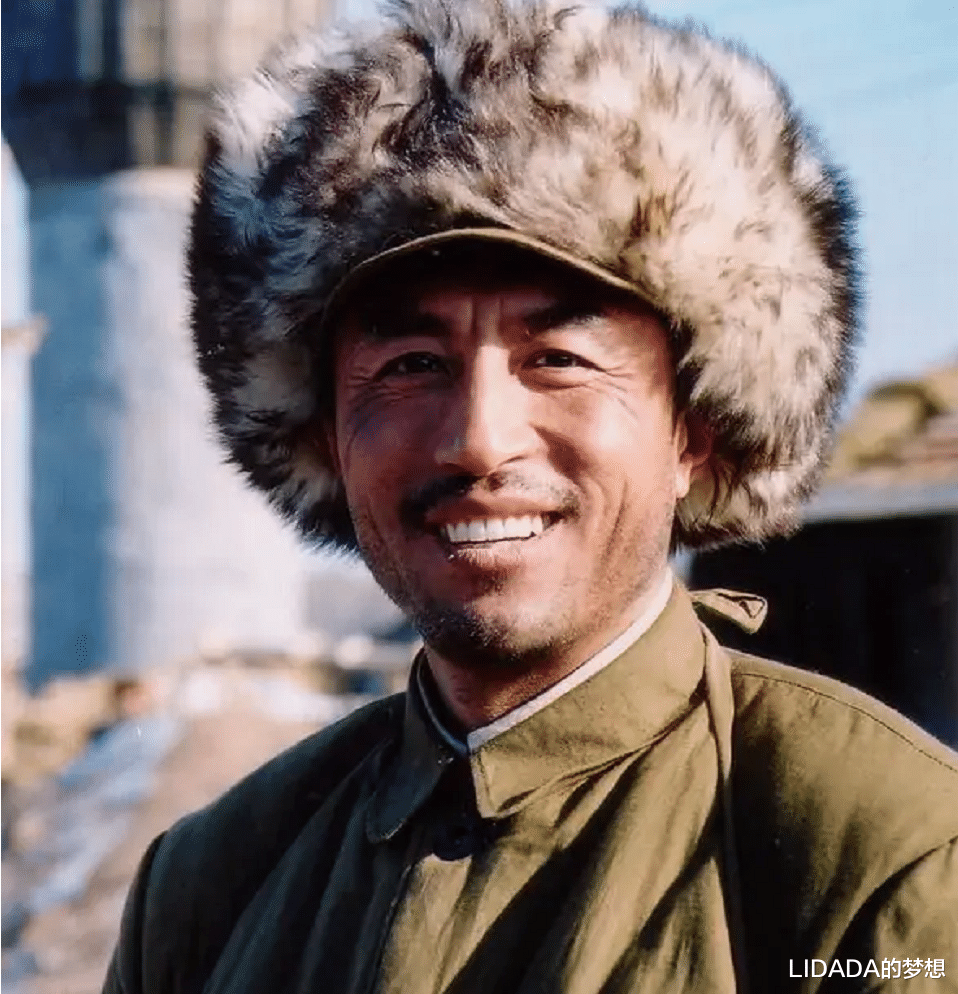 她长得美且有才,嫁知名演员恩爱40余载生一双儿女,一家幸福美满