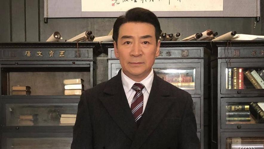 69岁寇振海现状:白发老态,儿子上高中,妻子风韵犹存