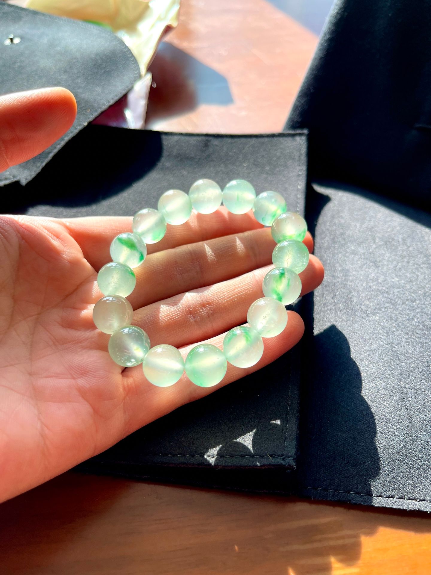 翡翠|冬日的暖阳,翡翠为什么在冬天佩戴更养人?