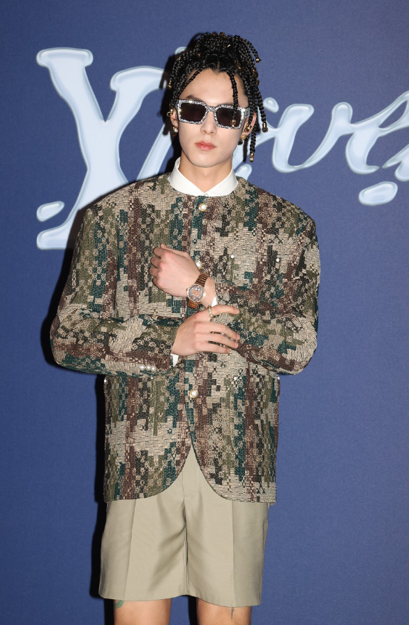 LV秀直击：宋仲基朱一龙穿裙，发嫂一脖子珠宝，香港顶流睡衣上阵