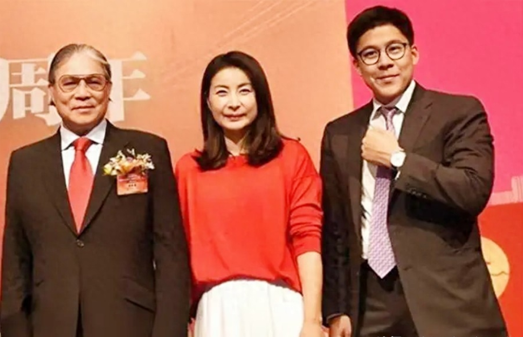 郭晶晶回香港后首现身!穿条纹衫与牛仔裤好似邻家阿姨,太低调了