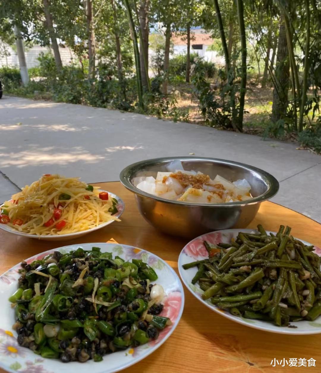 退休|70后大叔退休回老家，晒出一人食晚餐走红，网友：可以蹭口汤吗
