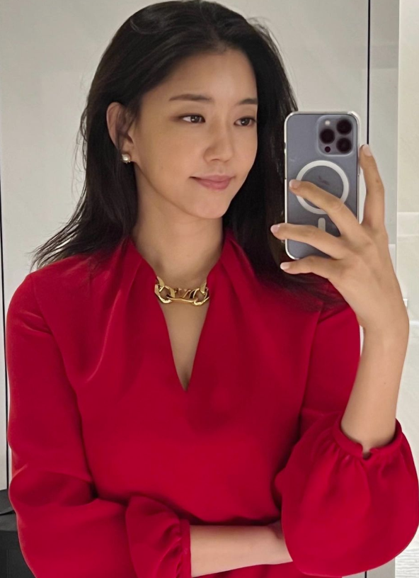 48岁“地表最强小三”,拿下百亿老头却说:我对钱没兴趣