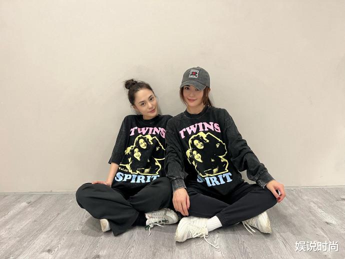 阿娇和阿Sa同款穿出亲密感,同色穿出协调感,和好闺蜜就这么穿