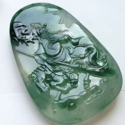 不要只知道男戴观音，这几种翡翠挂件其实更适合