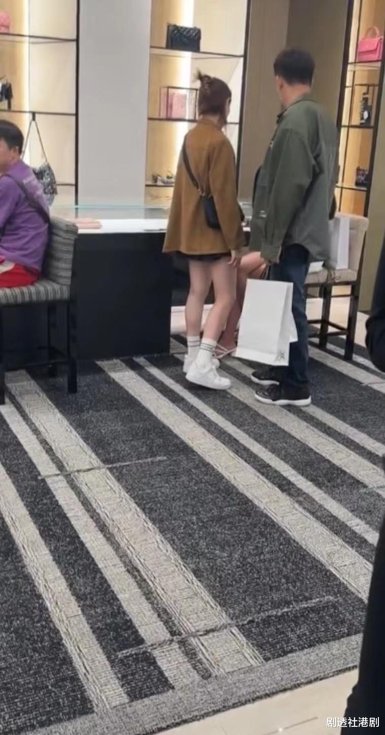 年底结婚！TVB视帝与小花未婚妻在法国被偶遇，此行疑为拍婚纱照