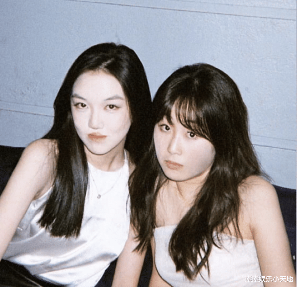 李嫣近照面容变精致了,和闺蜜在一起很漂亮,越来越像王菲