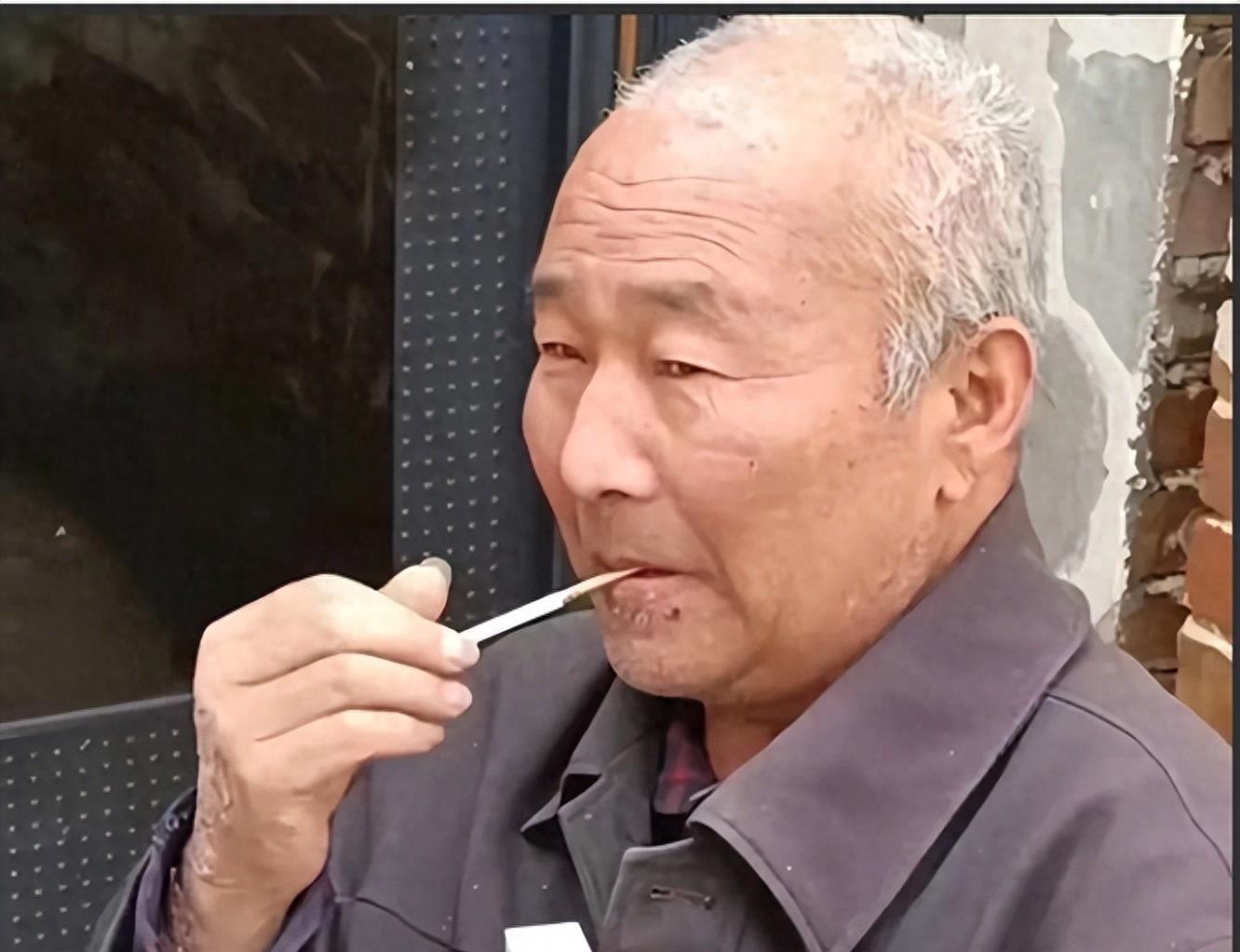 善恶到头终有报！遭到老大爷堵门的大衣哥朱之文，已经活成了一个笑话