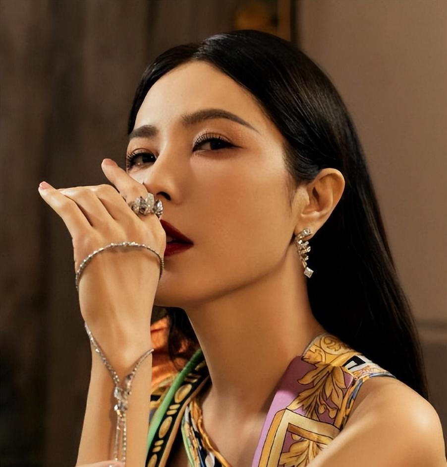 李若彤 巩俐卸妆后、李若彤卸妆后、玲花卸妆后,网友调侃:这差距太大了